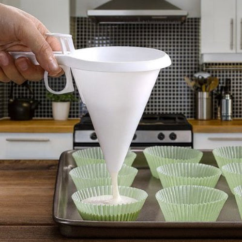 Entonnoir à piston pour pâte fluide ou semi-épaisse