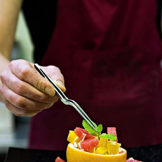 Manipuler desserts fragiles facilement avec une pince douce et précise