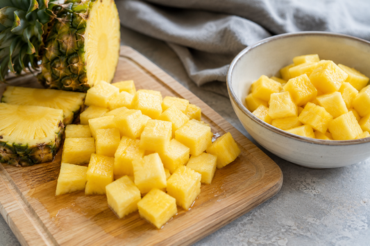 Salade de fruits exotiques à l'ananas préparée avec l'éplucheur Anapel