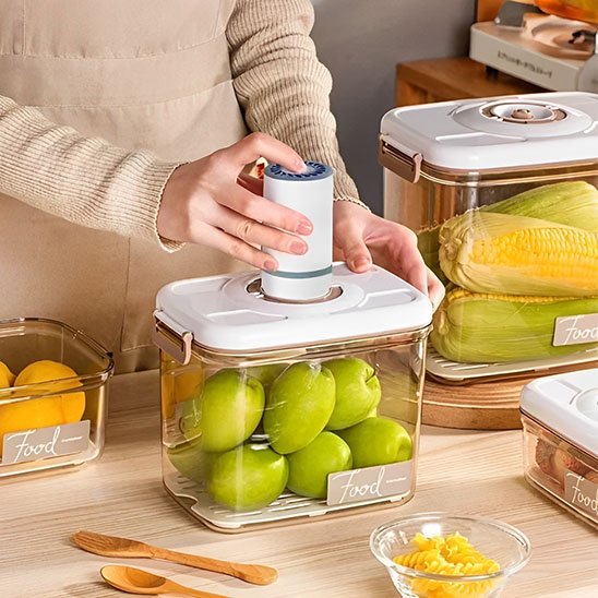 Boite de conservation alimentaire pompe manuelle sur le couvercle