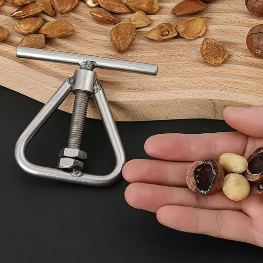 Casse noix en utilisation sur une planche à découper bois