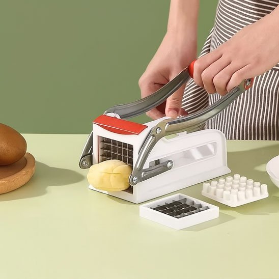 Coupe frite polyvalent sur un plan de travail