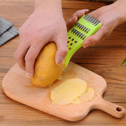 Coupe frites sur une planche à découper bois