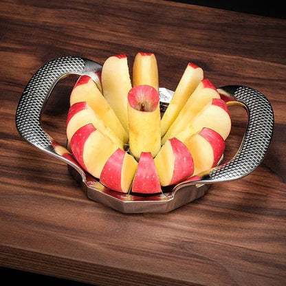 Coupe pomme sur un plan de travail en bois 