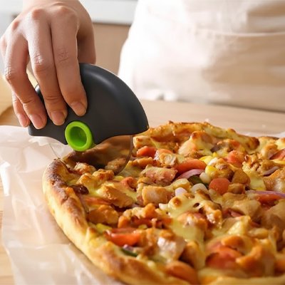 Couteau à pizza coupe facilement la pizza sans écraser la pâte