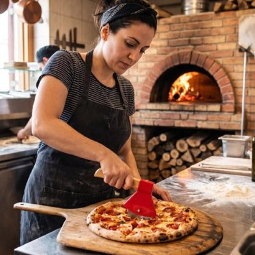 Couteau à pizza qui empeche le fromage ou la pate de coller sur la lame