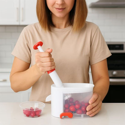 Denoyauteur cerise ergonomique en utilisation par une femme
