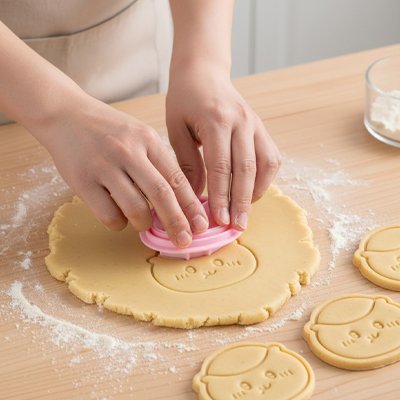 Emporte pièce decoupe pate a biscuit sur un plan de travail