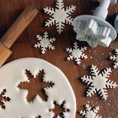 emporte-piece-noel-decoupe=pate-blanche