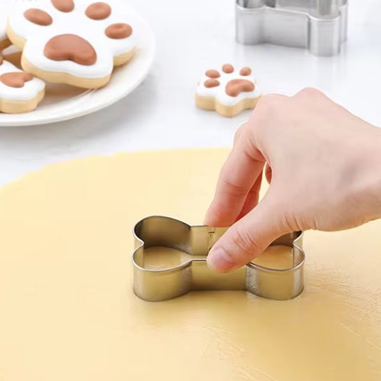 emporte piece patisserie par une femme