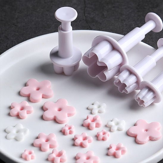 emporte pieces moules sur une assiettes