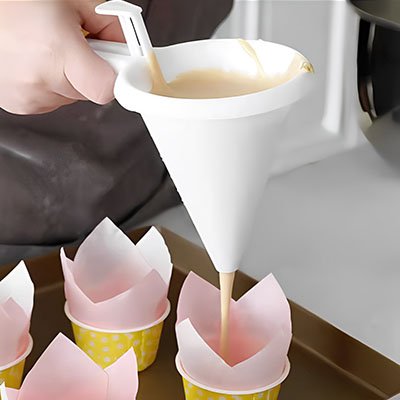 Entonnoir à piston pour des muffins uniformes sans éclaboussures