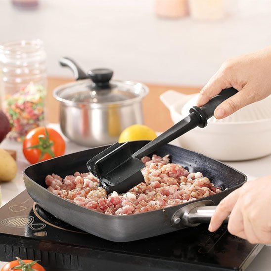 Hachoir a viande dans une poele sur une cusinière