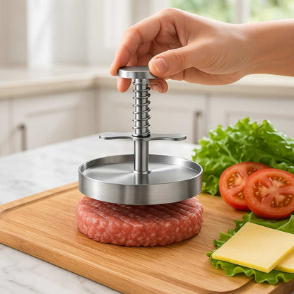 moule a steak hache en inox sur une planche a decouper