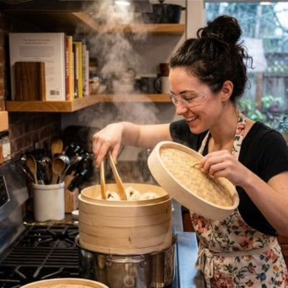 Panier vapeur bambou 3 étages posé sur une casserole pour cuire sans immerger les aliments
