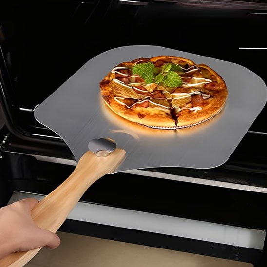 Pelle à pizza pour enfourner retourner et récupérer les pizzas au four facilement