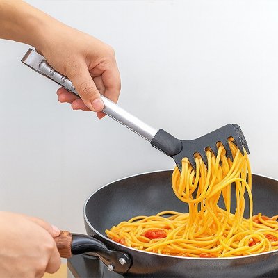 Pince de cuisine résistante en inox pour manipuler les pates
