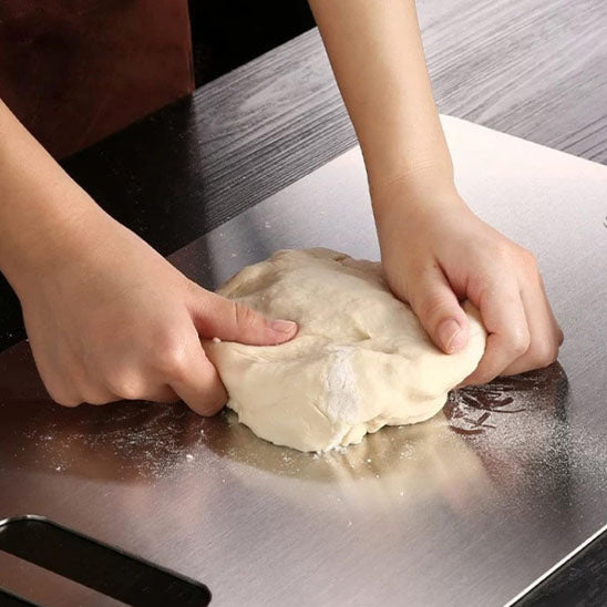 plancche a decouper mains quipetri une pate