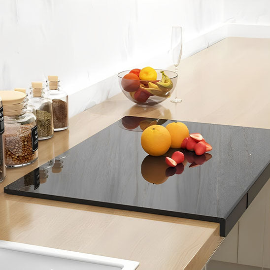 planche a decouper acrylique noire des fruits deposer dessus