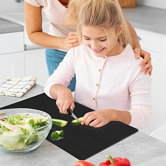 planche a decouper acrylique noire une fille avec sa maman qui coupent les legumes