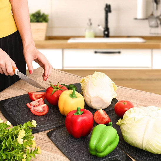 planche a decouper avec des fruit deposer dessus