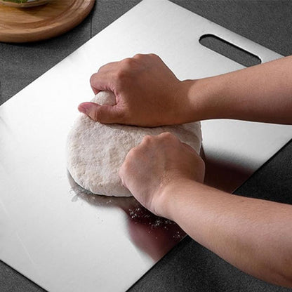 planche a decouper avec une boule de pate patissiere