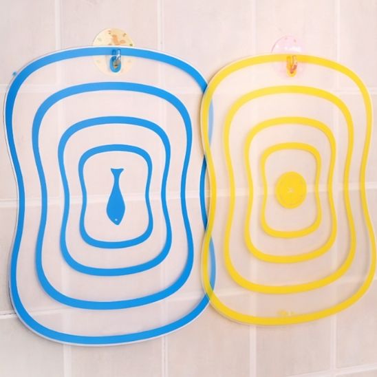 planche a decouper bleue jaune avec trou de suspension