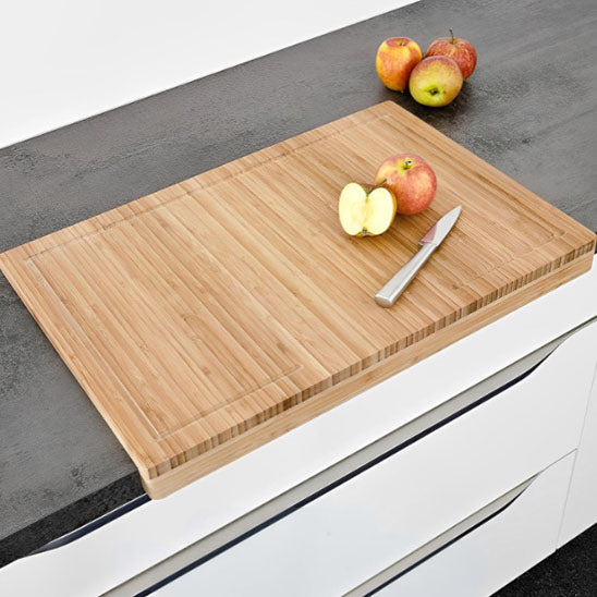 planche a decouper bois avec pomme et couteau
