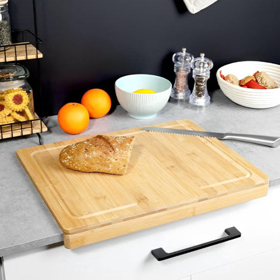 planche a decouper bois sur un plan de travail