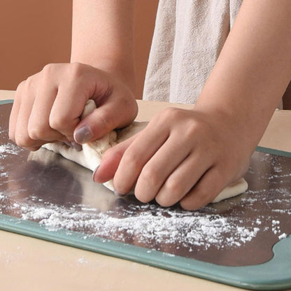 planche-a-decouper-dote-dun-mini-hachoir