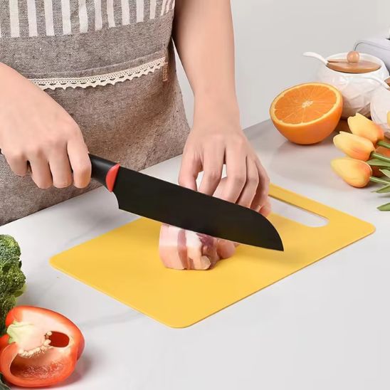 planche a decouper en pp jaune femme qui decoupe la viande