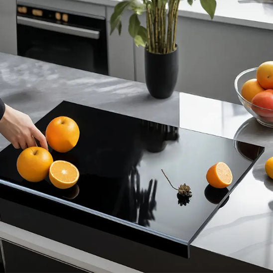 planche a decouper noire plateau de service avec des oranges