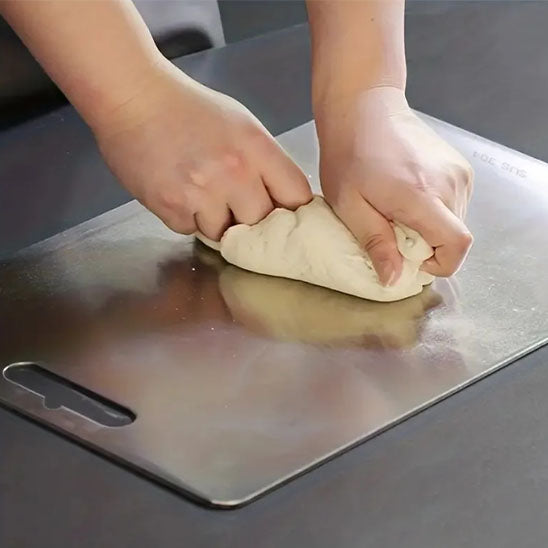 planche a decouper planche pattisserie une boule de pate