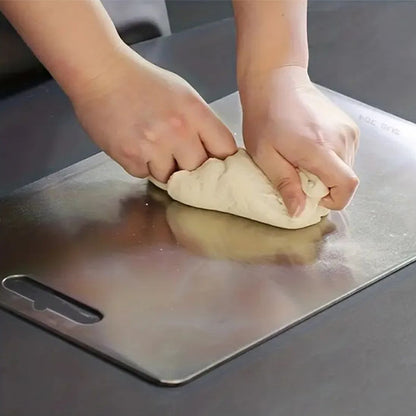 planche a decouper planche pattisserie une boule de pate