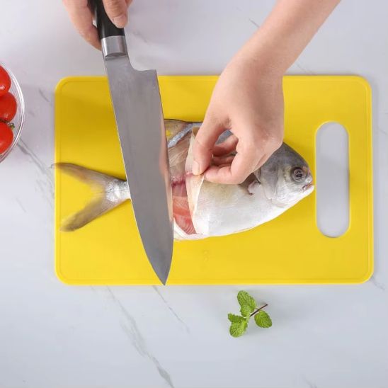 planche a decouper professionnelle femme qui decoupe un poisson