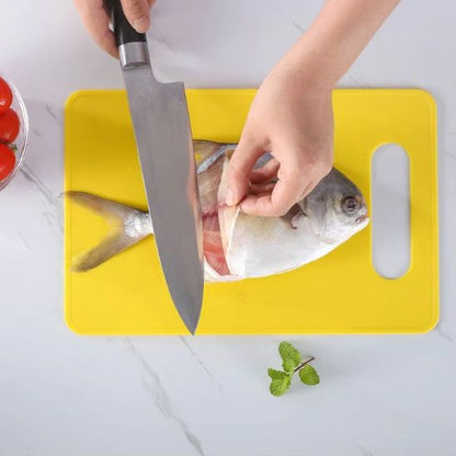 planche a decouper professionnelle femme qui decoupe un poisson