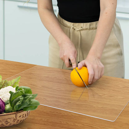 planche a decouper transparent une femme qui coupe un orange