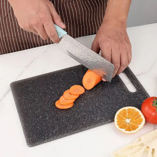 planche a decouper un homme qui decouper les carottes