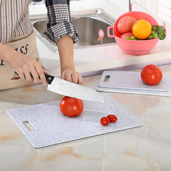 planche a decouper une femme qui coupe les tomates