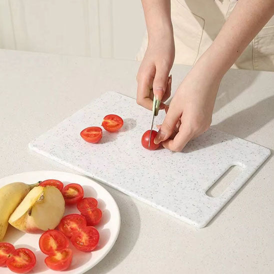 planche a decouper une femme qui decoupe les fruits
