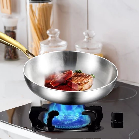 poele-inox-poignee-isolante-prise-confortable