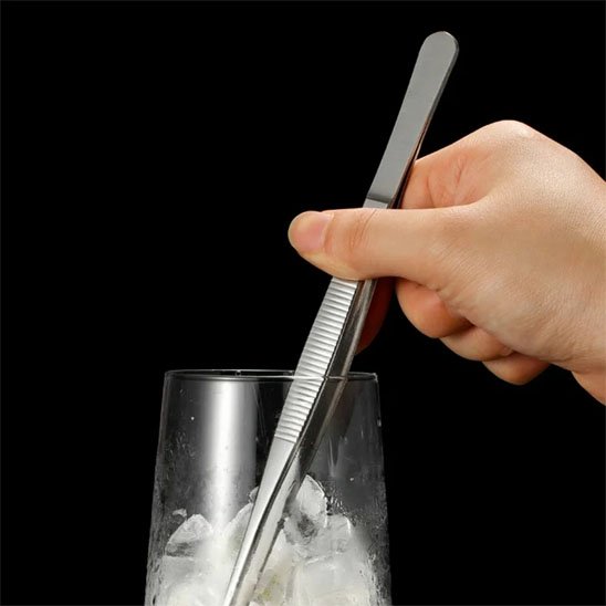 Présenter vos desserts avec style grâce à une pince pratique