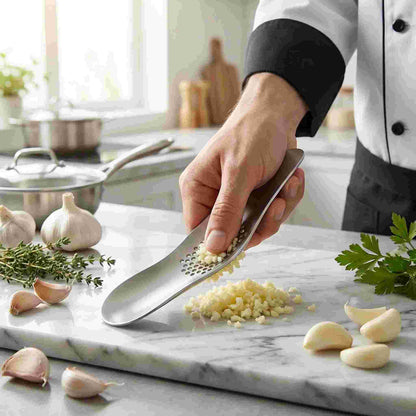 presse-ail-sur-une-planche-à-découper-bois-par-un-chef-à-domicile.jpg