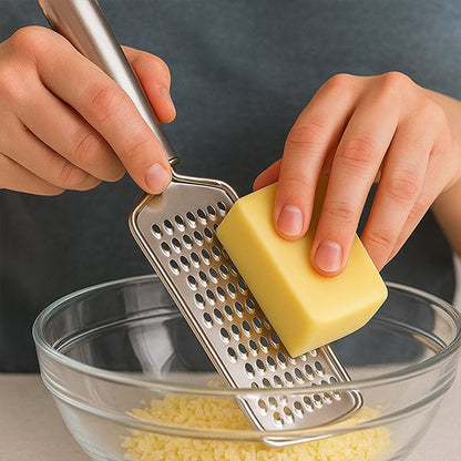 Râpe à fromage en utilisation dans un bol
