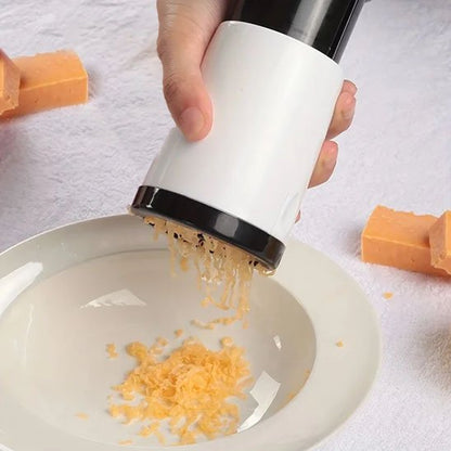 Râpe à fromage en utilisation dans une assiette sur un plan de travail