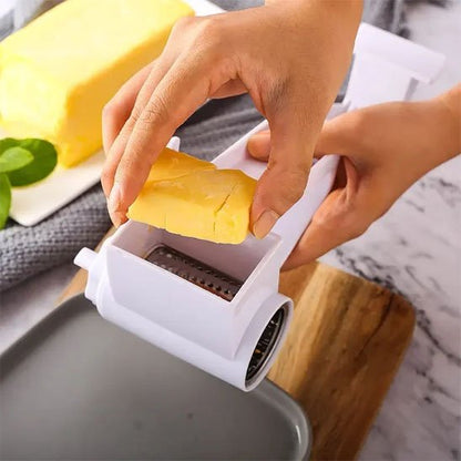 Râpe à fromage en utilisation pour rapage du fromage