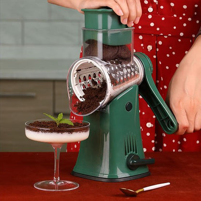 Râpe à légumes manuelle verte sur un plan de travail