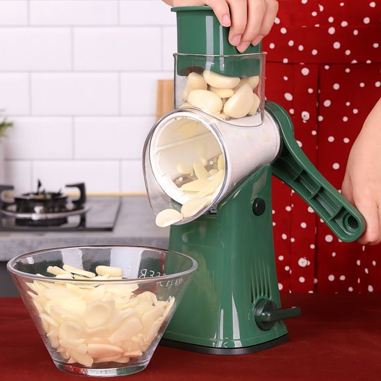 Râpe à légumes manuelle verte une femme qui rape du fromage