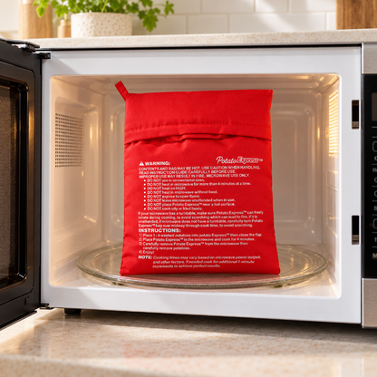 Main plaçant une pomme de terre dans un sac de cuisson rouge à doublure à carreaux