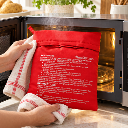 Retrait du sac de cuisson chaud avec une protection thermique après cuisson au micro-ondes